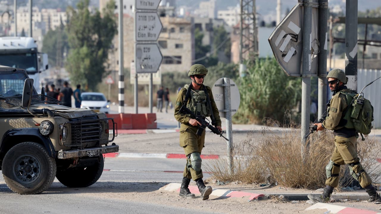 الجيش الإسرائيلي يعلن مقتل مدنيين إسرائيليين بإطلاق نار في الضفة الغربية