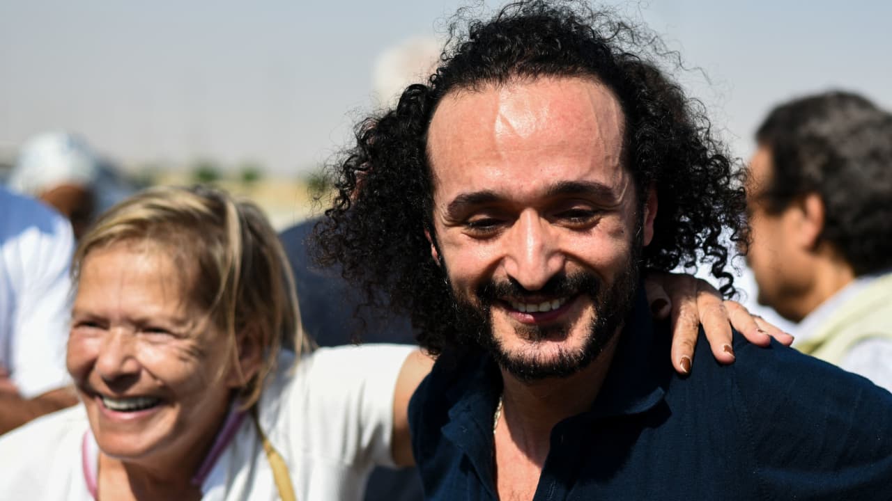 "دومة على الأسفلت".. نشطاء وسياسيون يرحبون بالإفراج عن الناشط أحمد دومة