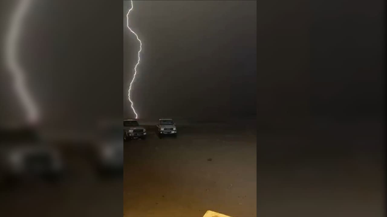 في السعودية.. برق ورعد وأمطار "تثير تفاعلًا"