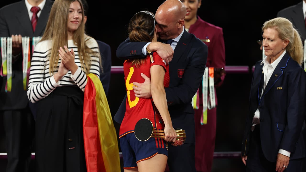 "قبلة روبياليس لجيني هيرموسو".. لاعب إسباني يعلن عدم انضمامه للمنتخب بعد رفض رئيس اتحاد الكرة التنحي