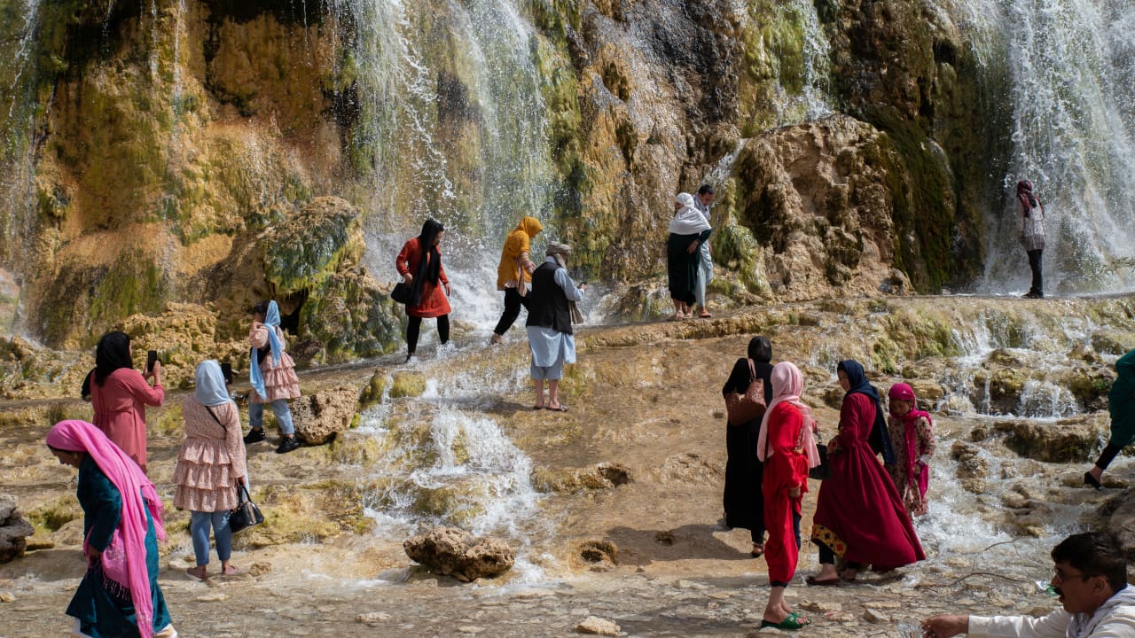 طالبان تواصل قيودها وتحظر على النساء زيارة المنتزه الوطني.. ومسؤولة بـ"هيومن رايتس": "الجدران تضيق عليهن"