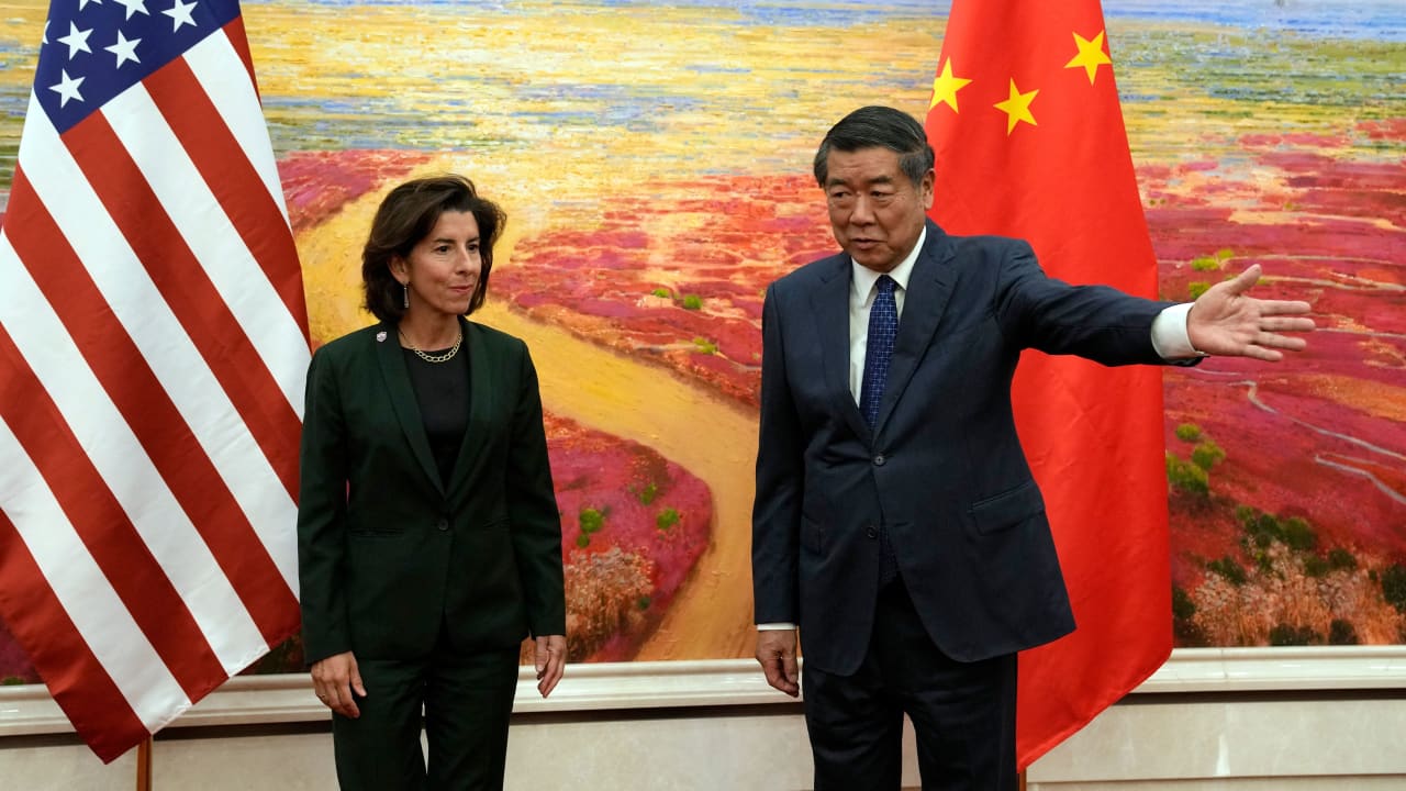 وزيرة التجارة الأمريكية تلتقي نائب رئيس مجلس الدولة الصيني في بكين: لا نسعى لعرقلة اقتصادكم