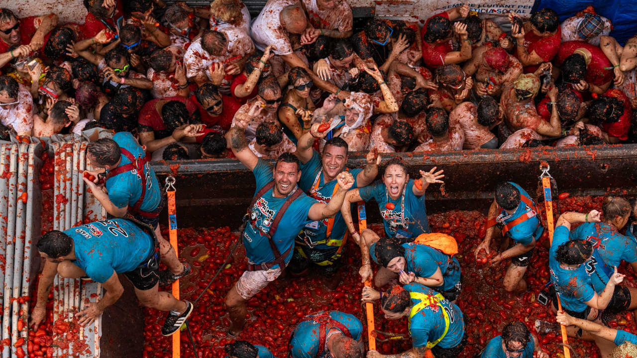 مهرجان "حرب الطعام".. شاهد الآلاف يحتشدون في شوارع إسبانيا لتراشق الطماطم