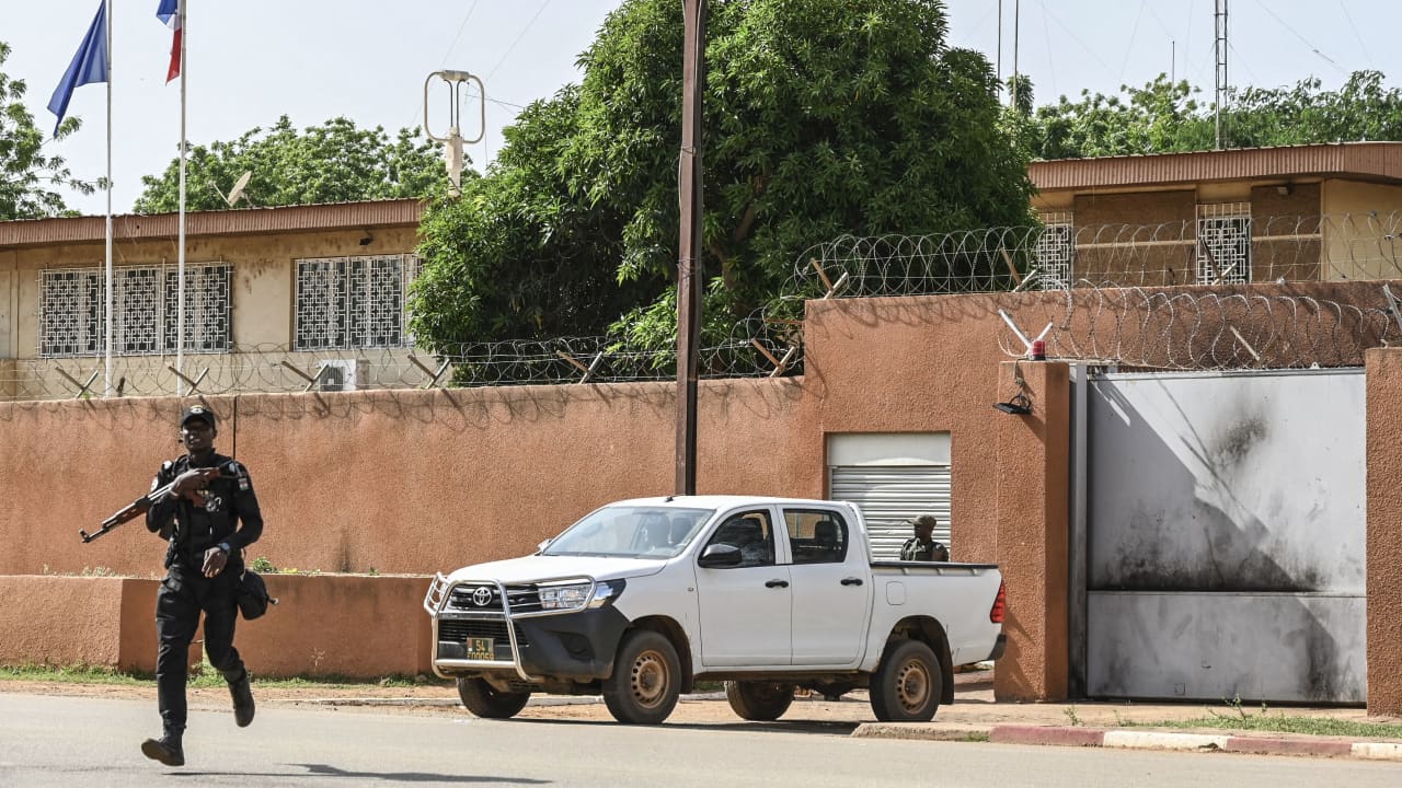 النيجر.. المجلس العسكري يأمر الشرطة بطرد سفير فرنسا