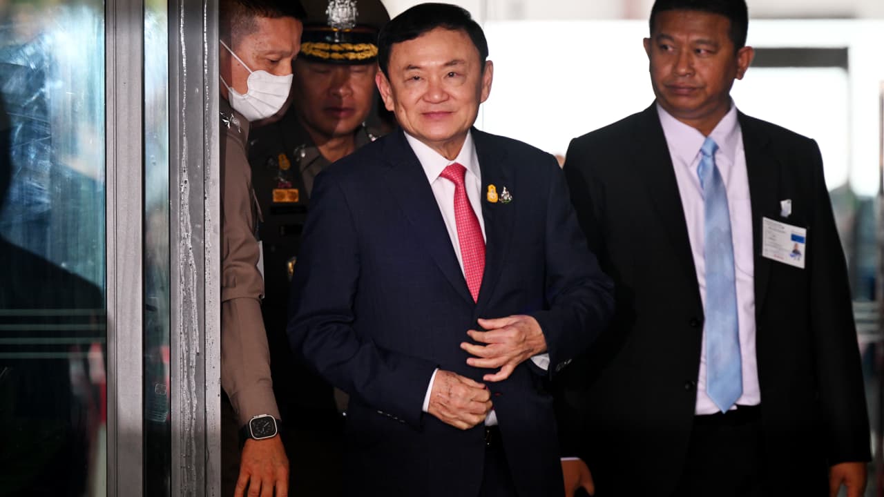 بعد عودته من المنفى الاختياري.. رئيس وزراء تايلاند الأسبق يطلب عفوا ملكيا