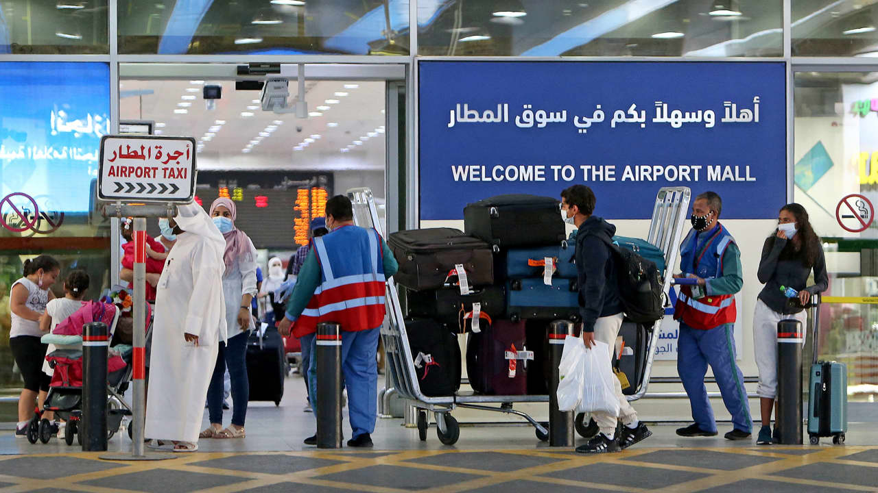 الكويت تفتح تحقيقا بعد شكوى مواطن في مطار الدولة