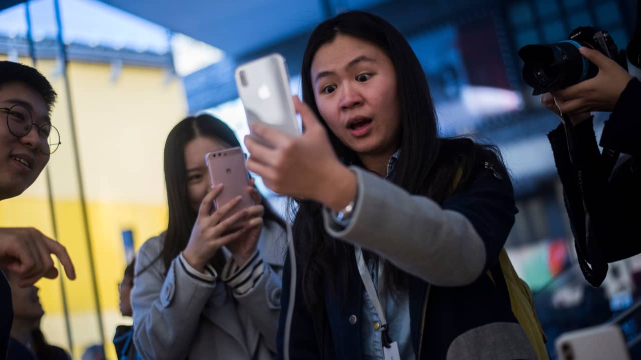 آبل تخسر 200 مليار دولار في يومين بعد تقارير عن توسيع الصين حظر أجهزة آيفون