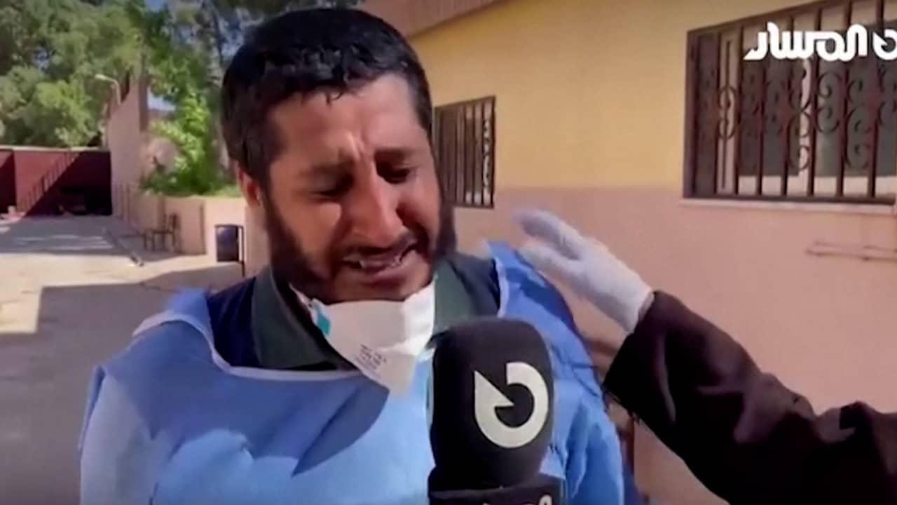 شاهد طبيب ليبي ينهار باكيا على الهواء عند حديثه عن ضحايا الفيضانات المدمرة