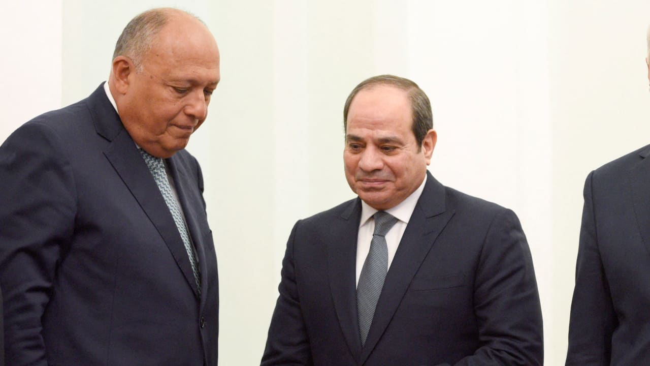 مصر.. داعية يوضح بعد دعوته للانحناء للسيسي مشعلا جدل أن "الانحناء لله فقط"