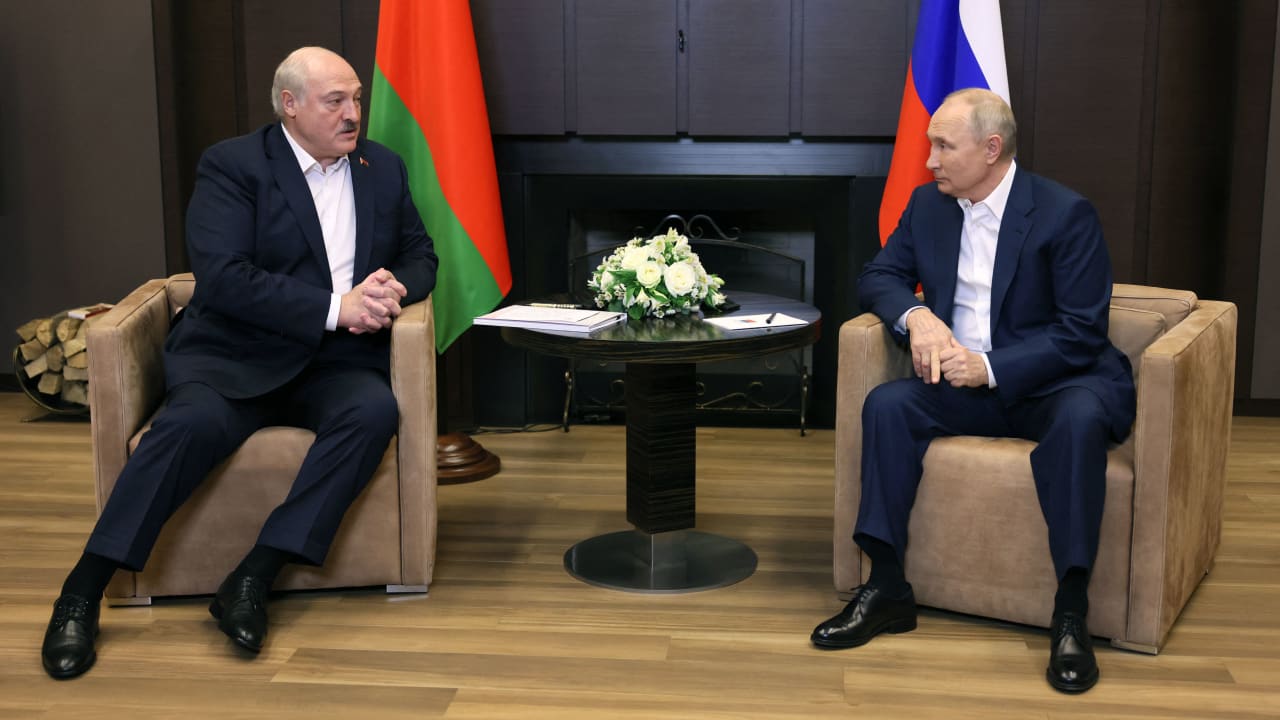 رئيس بيلاروسيا يصل روسيا وهذا ما قاله بوتين باستقباله