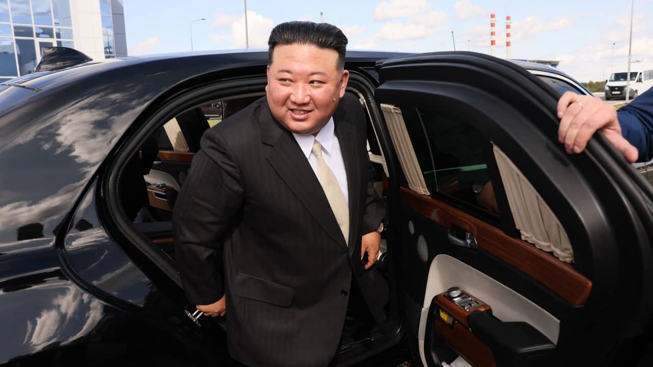 زعيم كوريا الشمالية يواصل جولاته في روسيا.. مُنح فرقاطة حربية والأطفال يستقبلونه بالهتافات