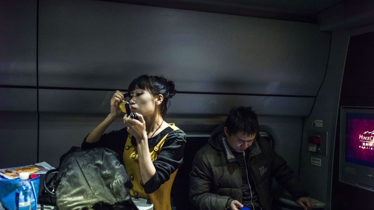 في الصين.. خط سكة حديد يطالب النساء بعدم وضع المكياج في القطارات وهكذا كانت ردود الفعل