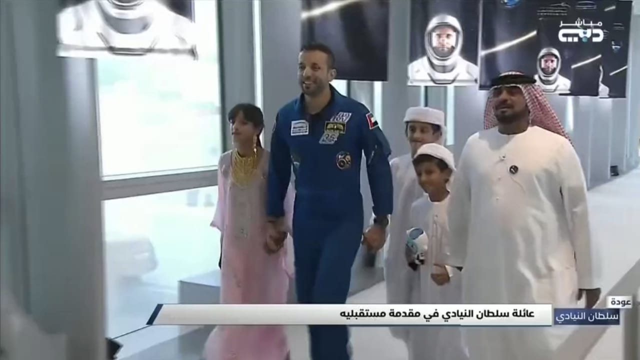 وصول سلطان النيادي إلى الإمارات.. ومحمد بن زايد ومحمد بن راشد في استقباله