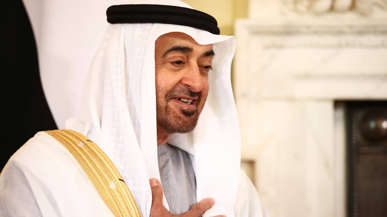 أحدهما وهو يُقبّل علم الإمارات.. سلطان النيادي ينشر صورتين مع محمد بن زايد