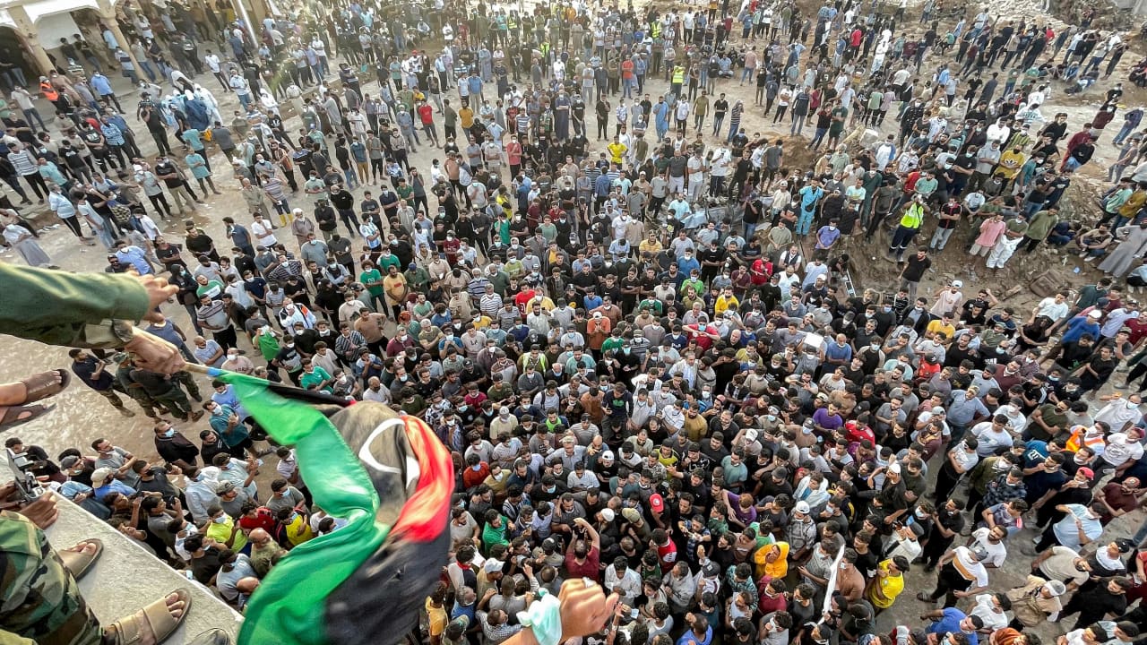 دعوا عقيلة صالح للتنحي.. المئات يحتجون في درنة ضد السلطات الليبية بعد الفيضانات القاتلة