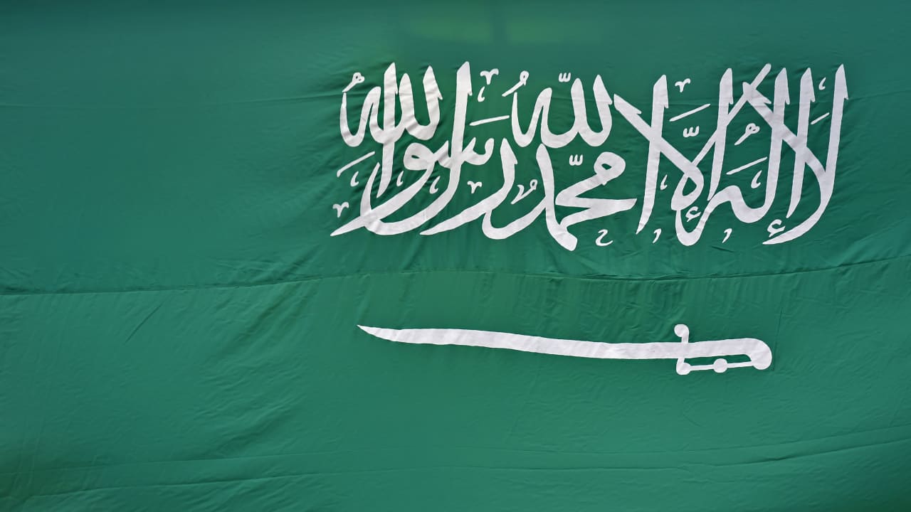 "عرضا حياة الآخرين للخطر".. الداخلية السعودية تعلن اعتقال مواطنين أطلقا النار بمكان عام