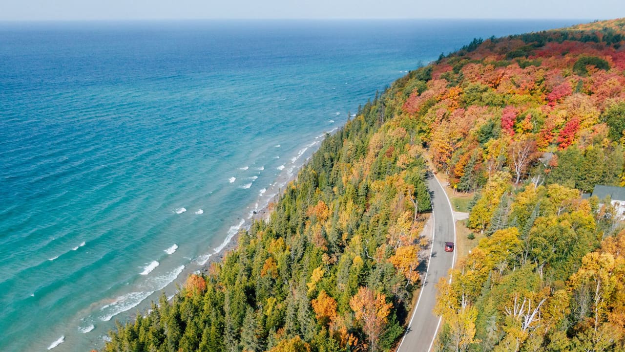 6 مسارات بمناظر خلابة عبر أمريكا للاستمتاع بجمال ألوان الخريف