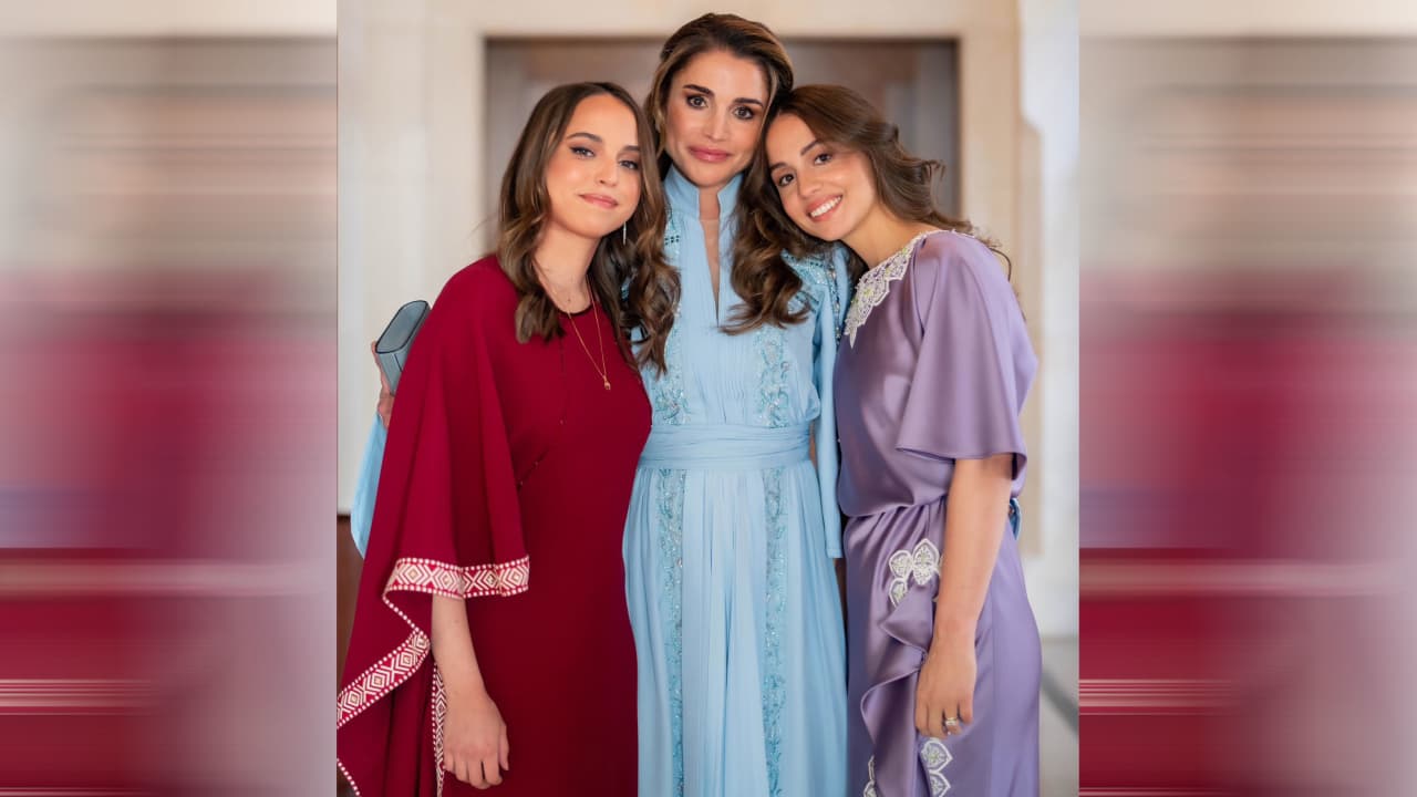 "يا قلب ماما".. تفاعل على تهنئة الملكة رانيا لابنتيها بصورة بعيد ميلادهما