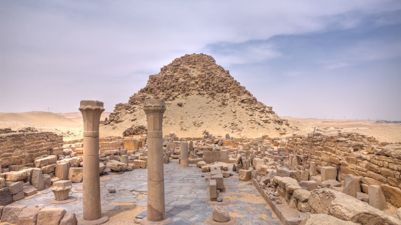 مصر تعلن اكتشاف أثري غير مسبوق داخل هرم "ساحورع" في الجيزة