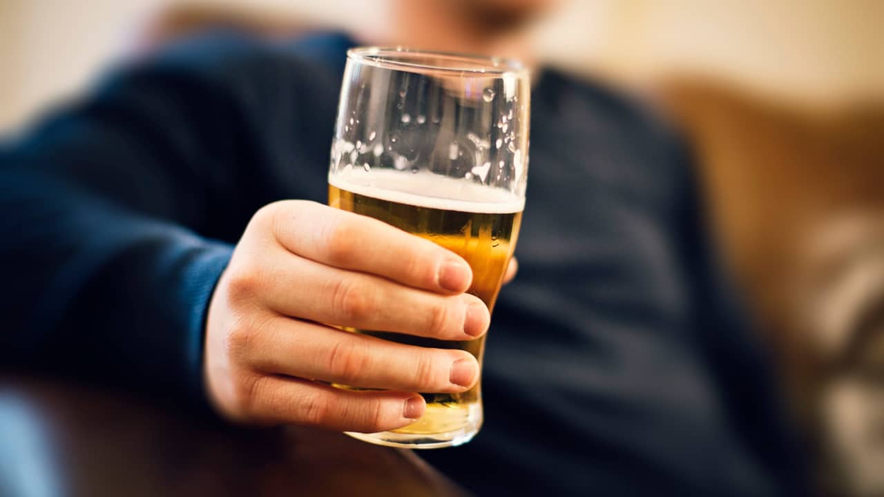 دراسة: مدى استهلاك الوالدين للمشروبات الكحولية قد يؤثر على أبنائهم