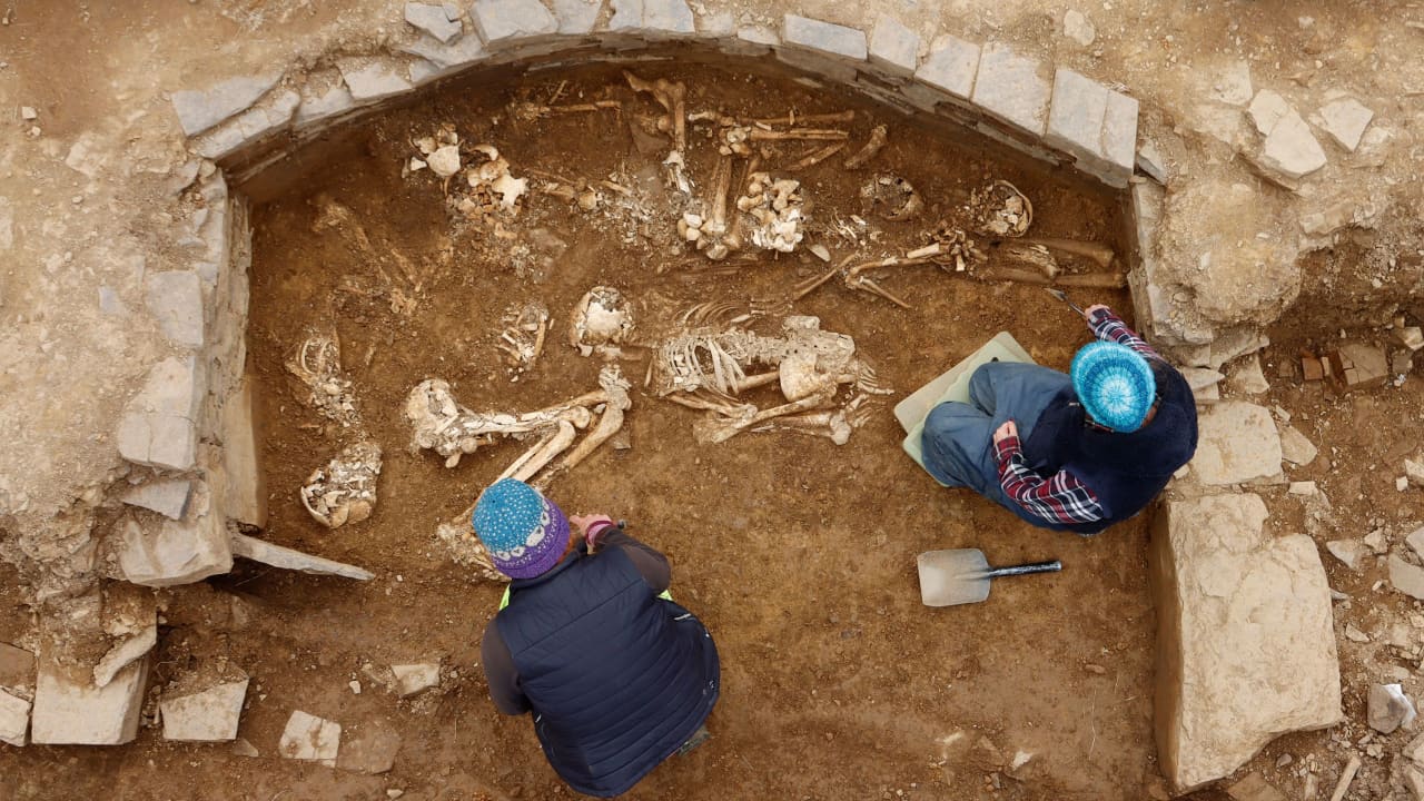 "نادرة بشكل لا يصدق".. اكتشاف هياكل عظمية بمقبرة أسكتلندية عمرها 5 آلاف عام