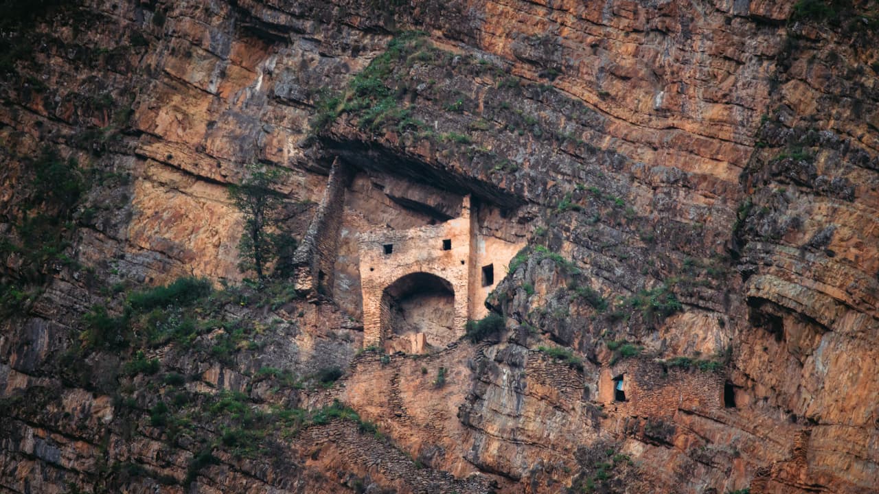 تحفة معمارية منحوتة في قلب الصخر.. هكذا تبدو "قلعة الجنّية" في أذربيجان