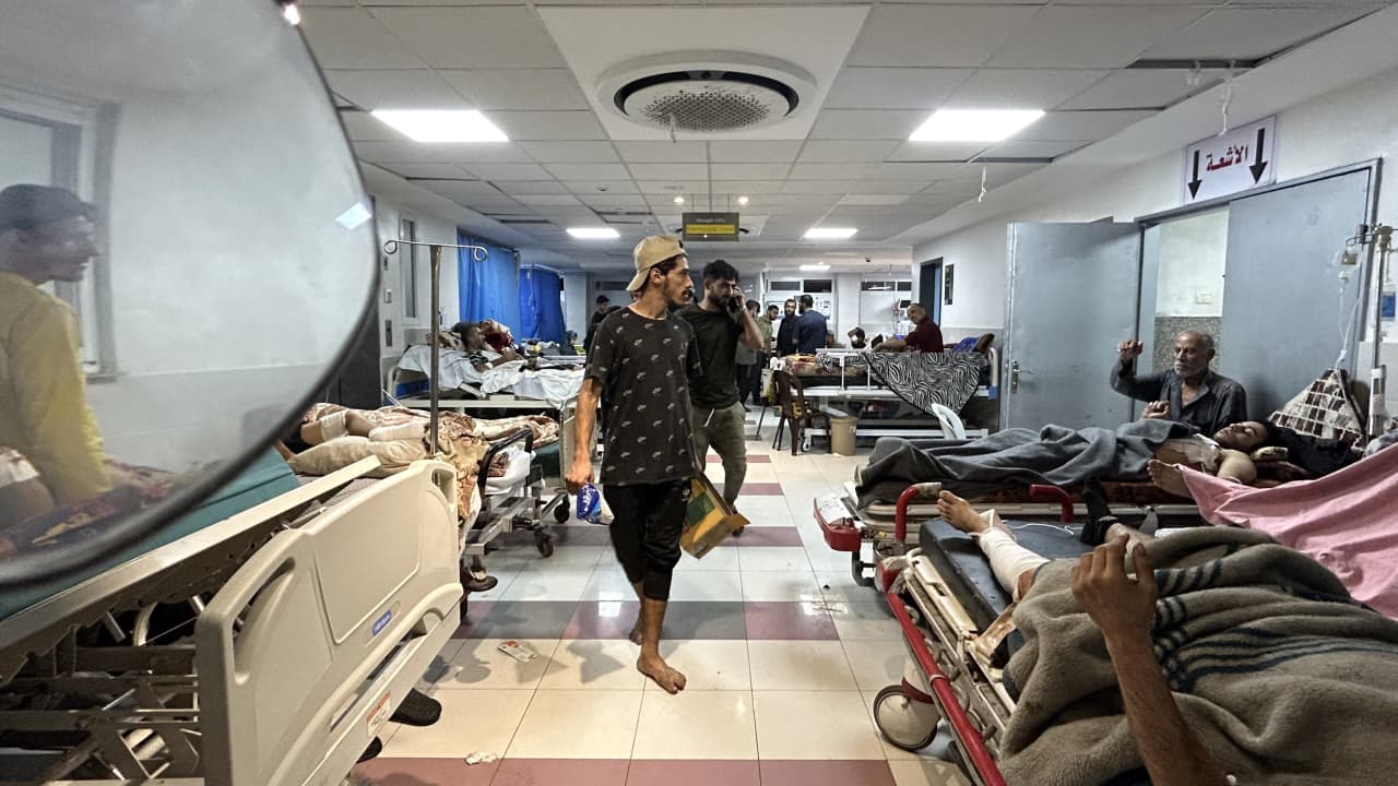 أطباء بلا حدود تعلن فقدان الاتصال بموظفيها داخل مستشفى الشفاء بغزة وسط تقارير عن "قصف عنيف"