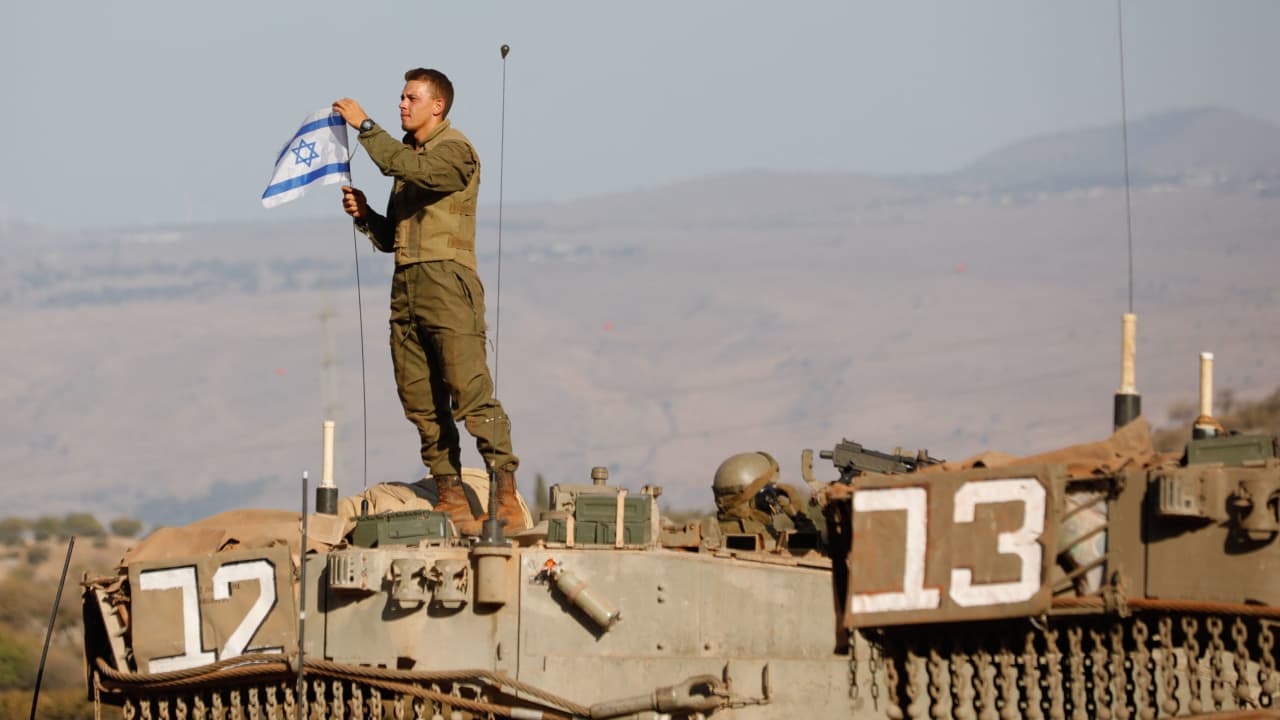 تدوينة لإعلامية جزائرية ورد متحدث جيش إسرائيل بعد فيديو رفع العلم بغزة