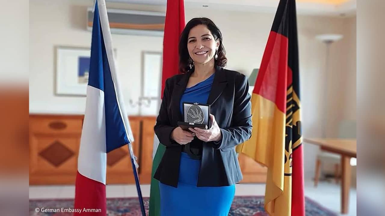 الأردنية هديل عبد العزيز تتخلى عن جائزة "المرأة الشجاعة" تعبيرًا عن تضامنها مع الفلسطينيين