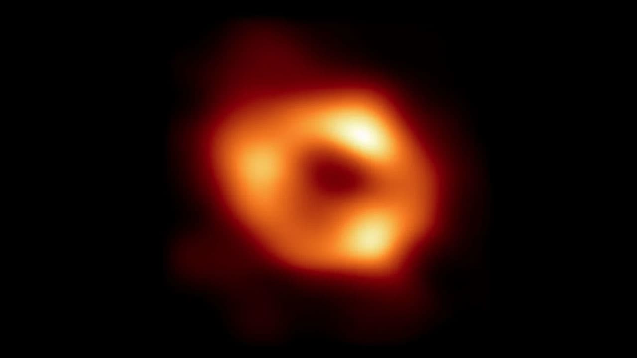 دراسة: الثقب الأسود بمجرتنا يدور بسرعة تسحب معها "الزمكان"
