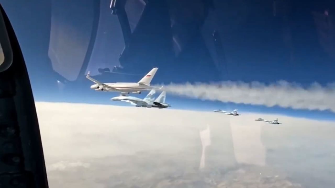 تفاعل على مرافقة مقاتلات لطائرة بوتين بسماء الإمارات.. والكرملين يوضح