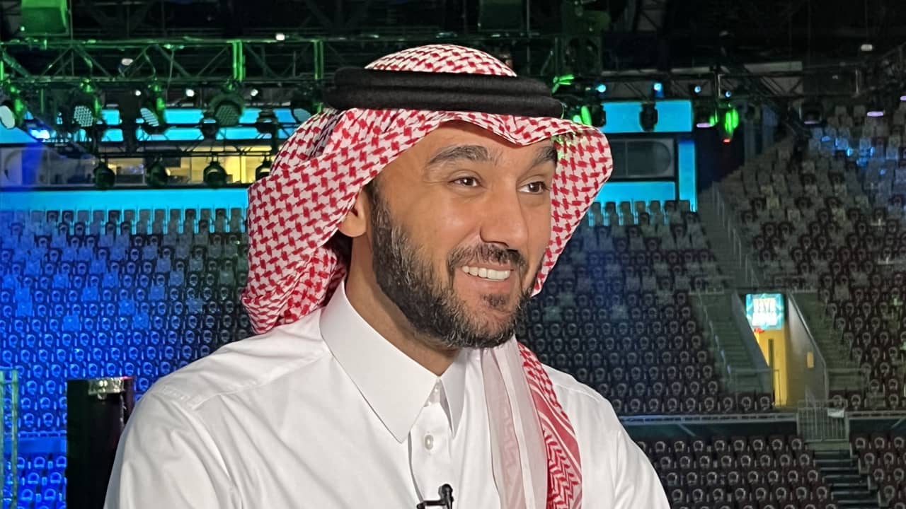 "ليس ذنبنا" و"ندرس إقامة البطولة في الصيف".. وزير الرياضة السعودي يدافع عن حق بلاده باستضافة المونديال