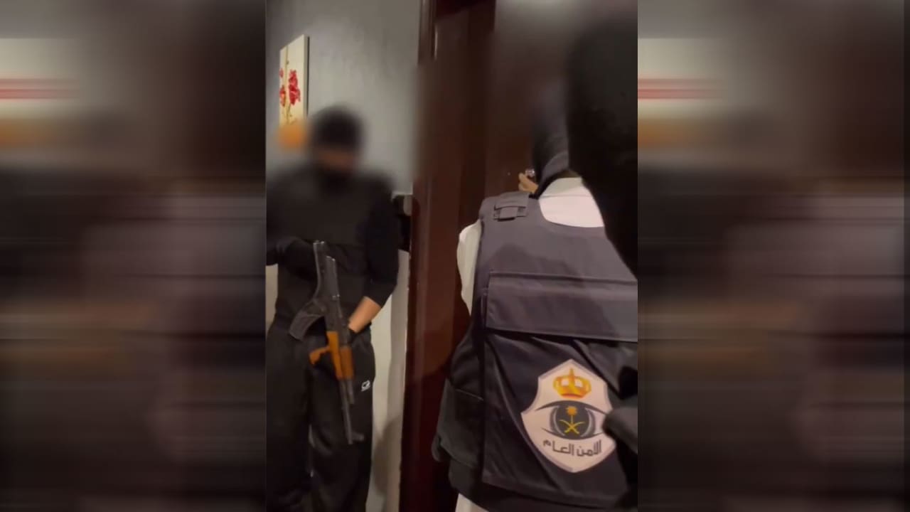 السعودية.. فيديو مداهمة أمنية لشقة والقبض على 3 مواطنين بتهم سلب واعتداء