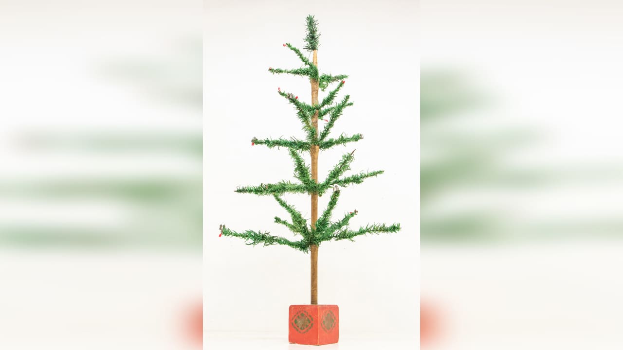 شجرة عيد الميلاد "الأكثر تواضعاً" بالعالم..لن تصدق بكم بيعت في مزاد علني