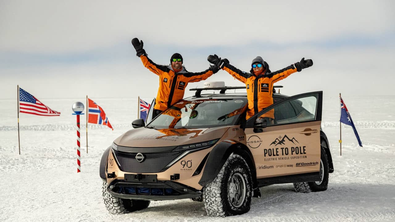 للمرة الأولى.. ثنائي يغامران بقيادة سيارة كهربائية من القطب الشمالي إلى القطب الجنوبي.. كم استغرقت الرحلة؟