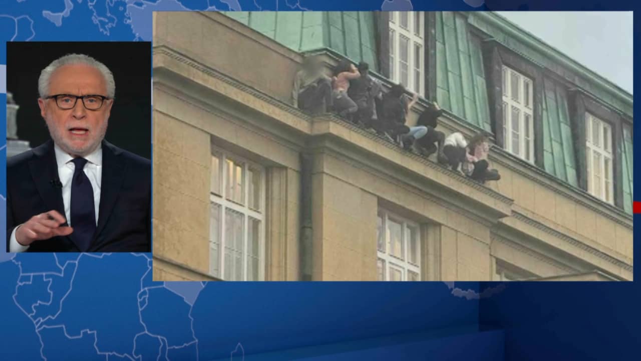 خاطروا بحياتهم.. طلاب في براغ يختبئون على حافة مبنى هربًا من مسلح خطير