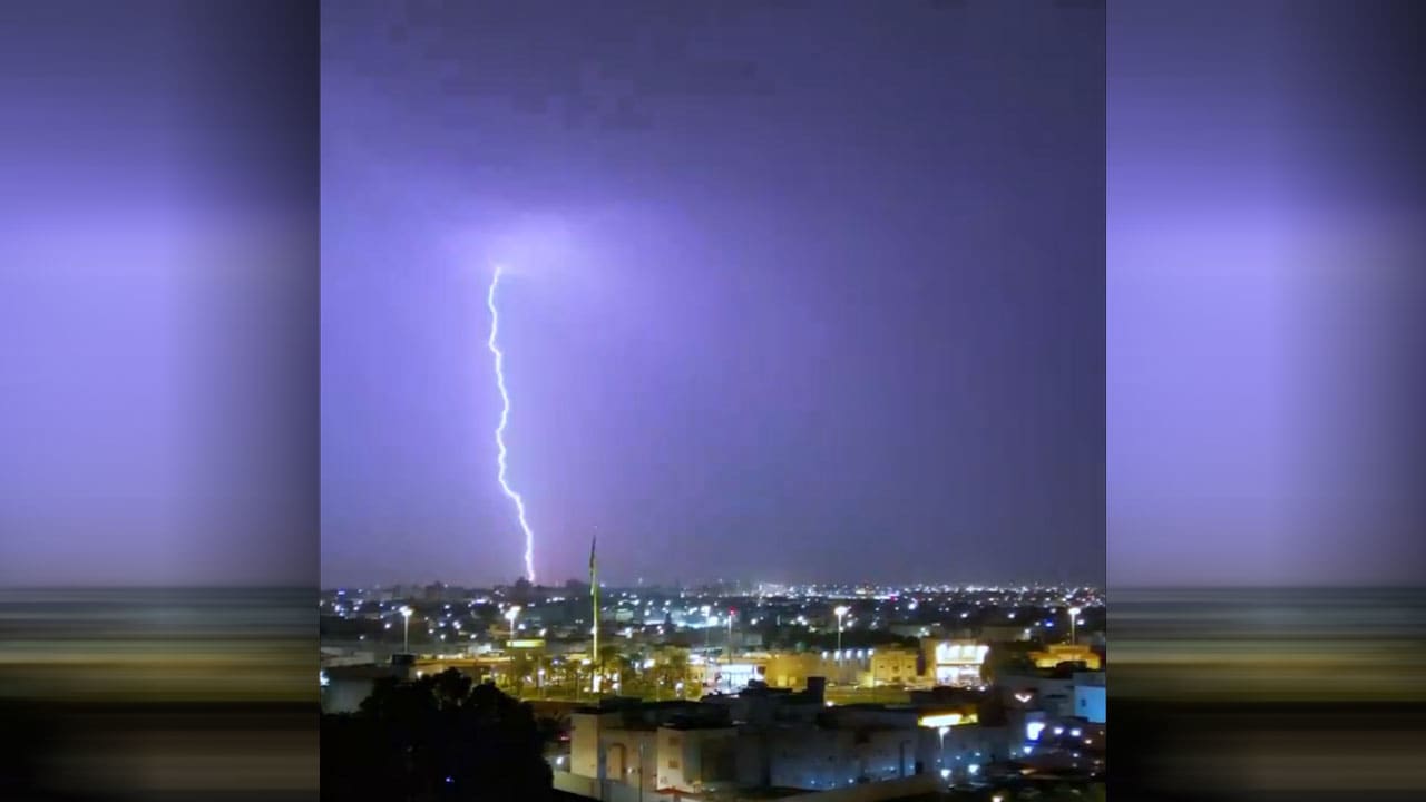 السعودية.. تفاعل على لقطة البرق يضيء سماء المسجد النبوي وأمطار المدينة المنورة