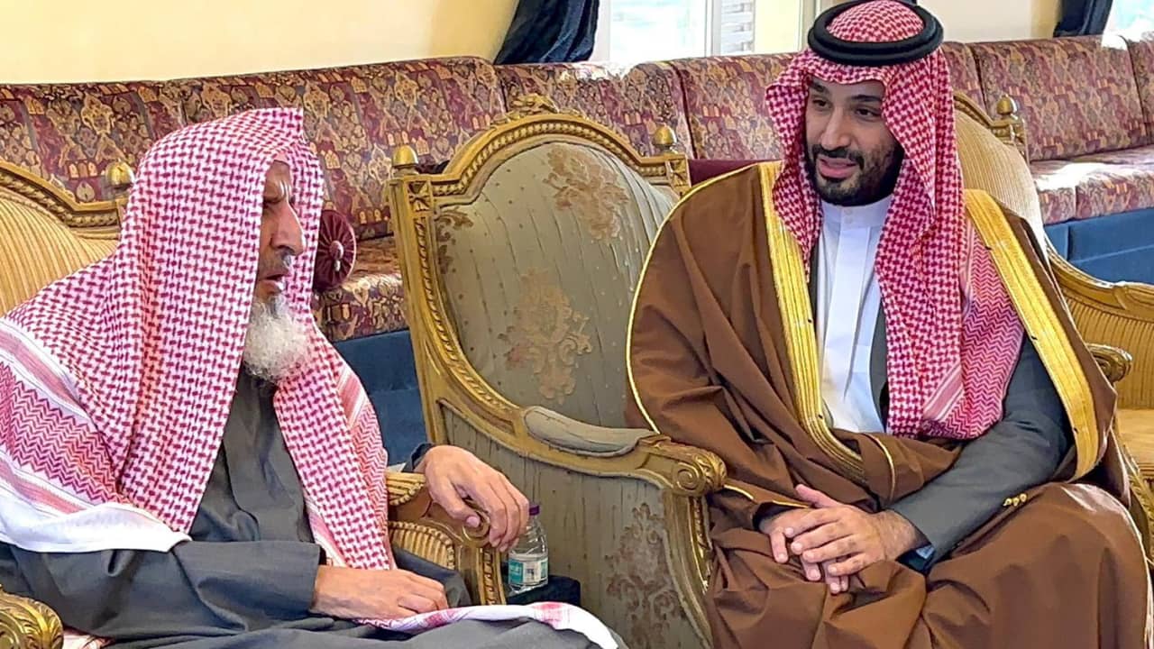 السعودية.. تحليل أسلوب جلوس محمد بن سلمان بجوار مفتي المملكة وجملة "استرح يا شيخ" يثير تفاعلا