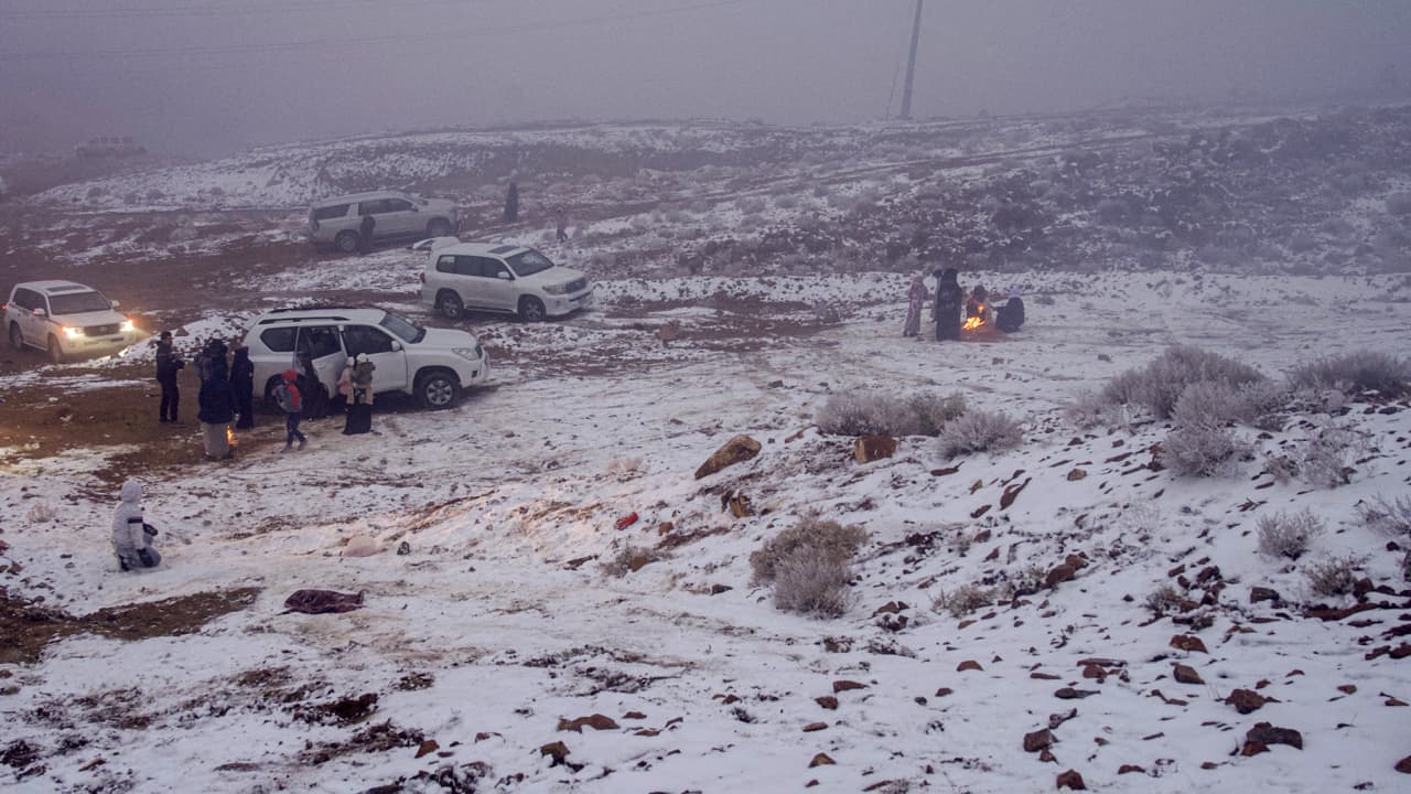 تداول صور ومقاطع للثلوج تغطي جبال اللوز شمال السعودية وسط تفاعل