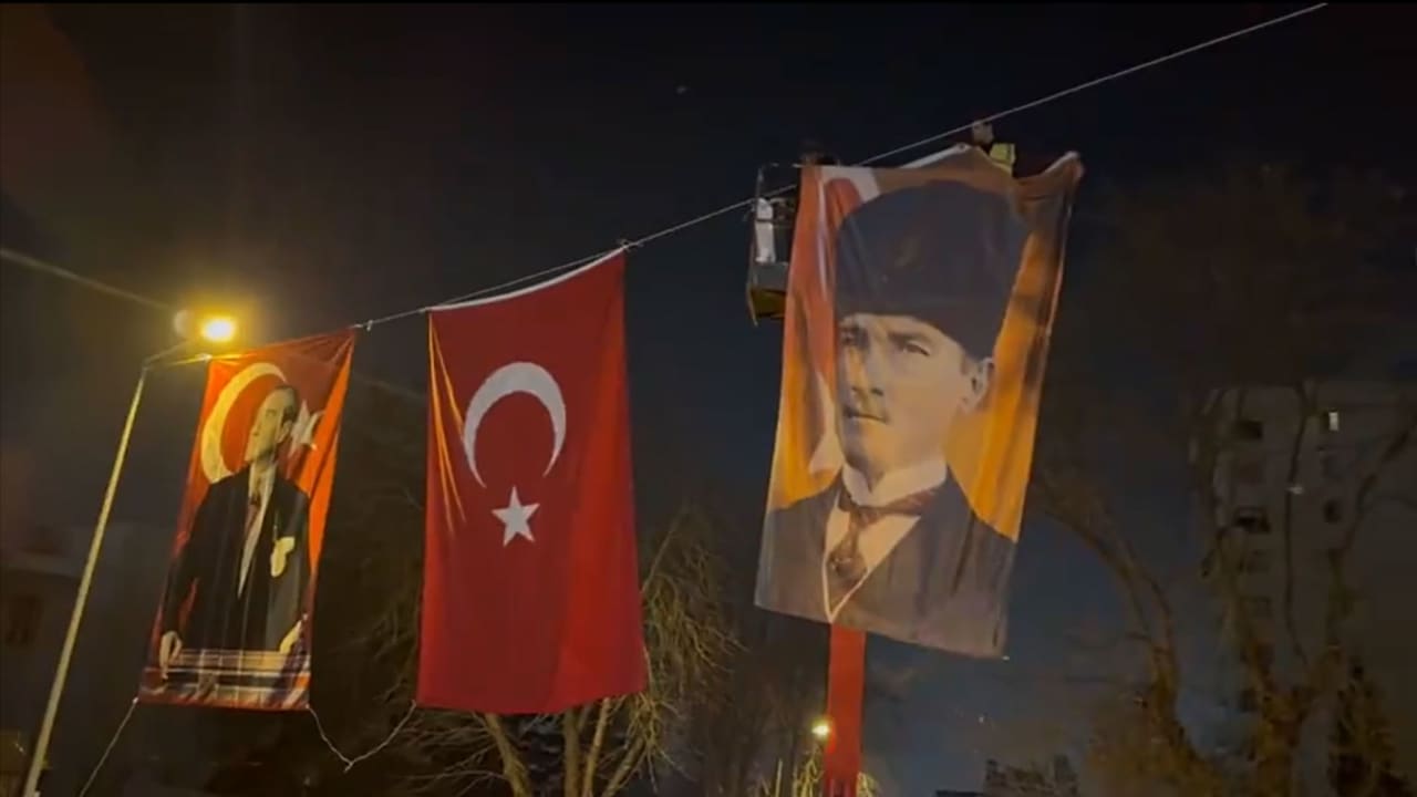 أمام سفارة السعودية بتركيا.. عمدة بلدية أنقرة ينشر فيديو رفع صور أتاتورك ويثير تفاعلا
