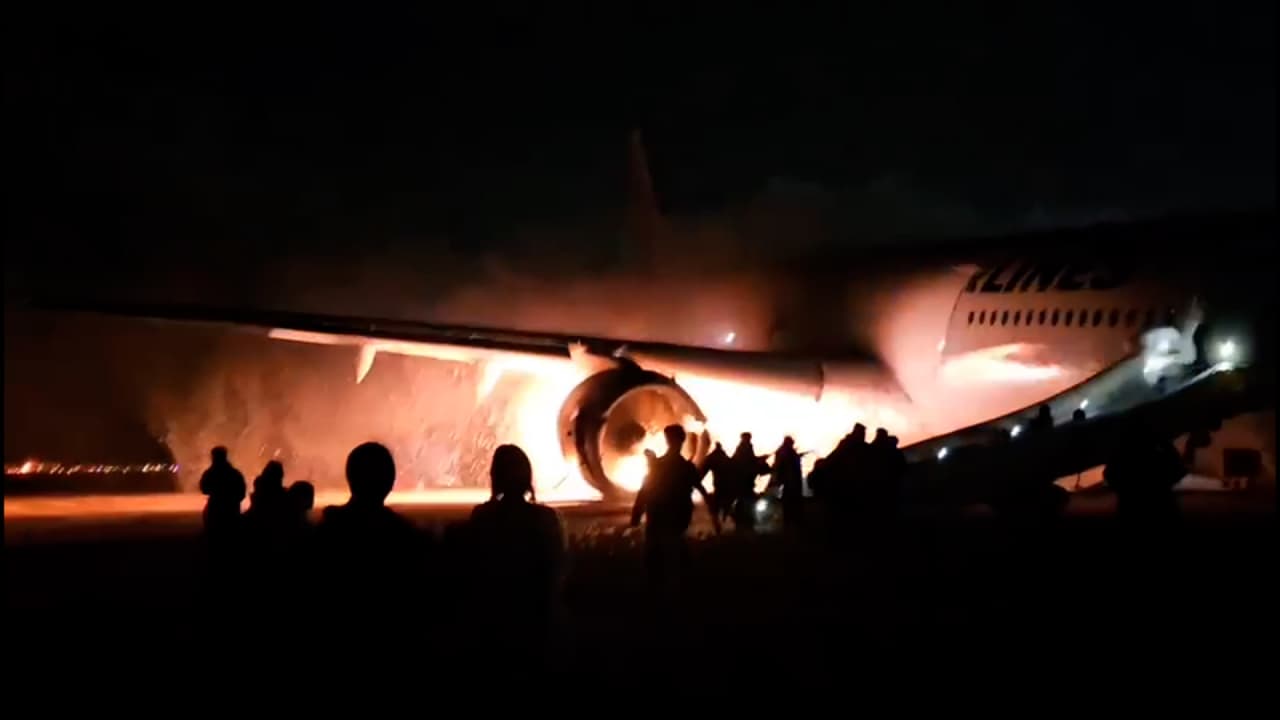 اشتعال النيران بطائرة ركاب يابانية في مطار بطوكيو وإجلاء ركابها وطاقمها