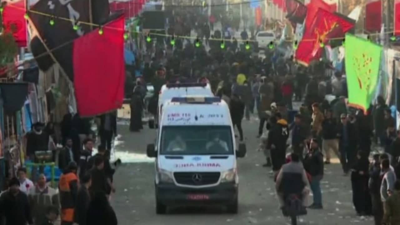 صراخ وذعر بين الحشود.. فيديو يظهر لحظة سماع صوت الانفجار في إيران