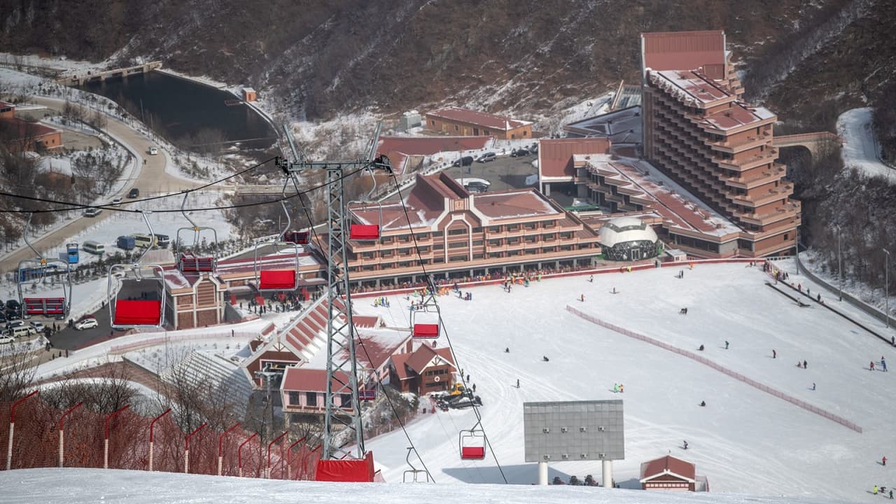 كوريا الشمالية تدعو السياح الروس لتجربة تزلج "صديقة للعائلة"