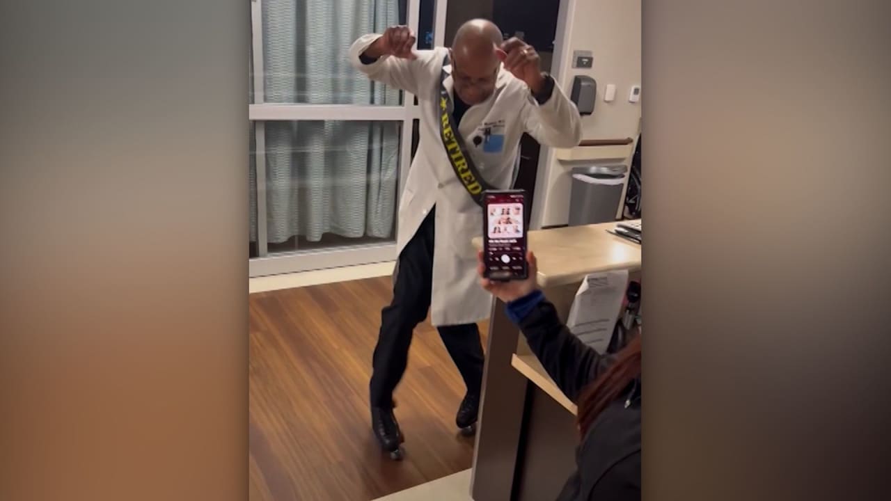شاهد.. طبيب يحتفل بتقاعده بطريقة تدهش زملائه في غرفة الطوارئ