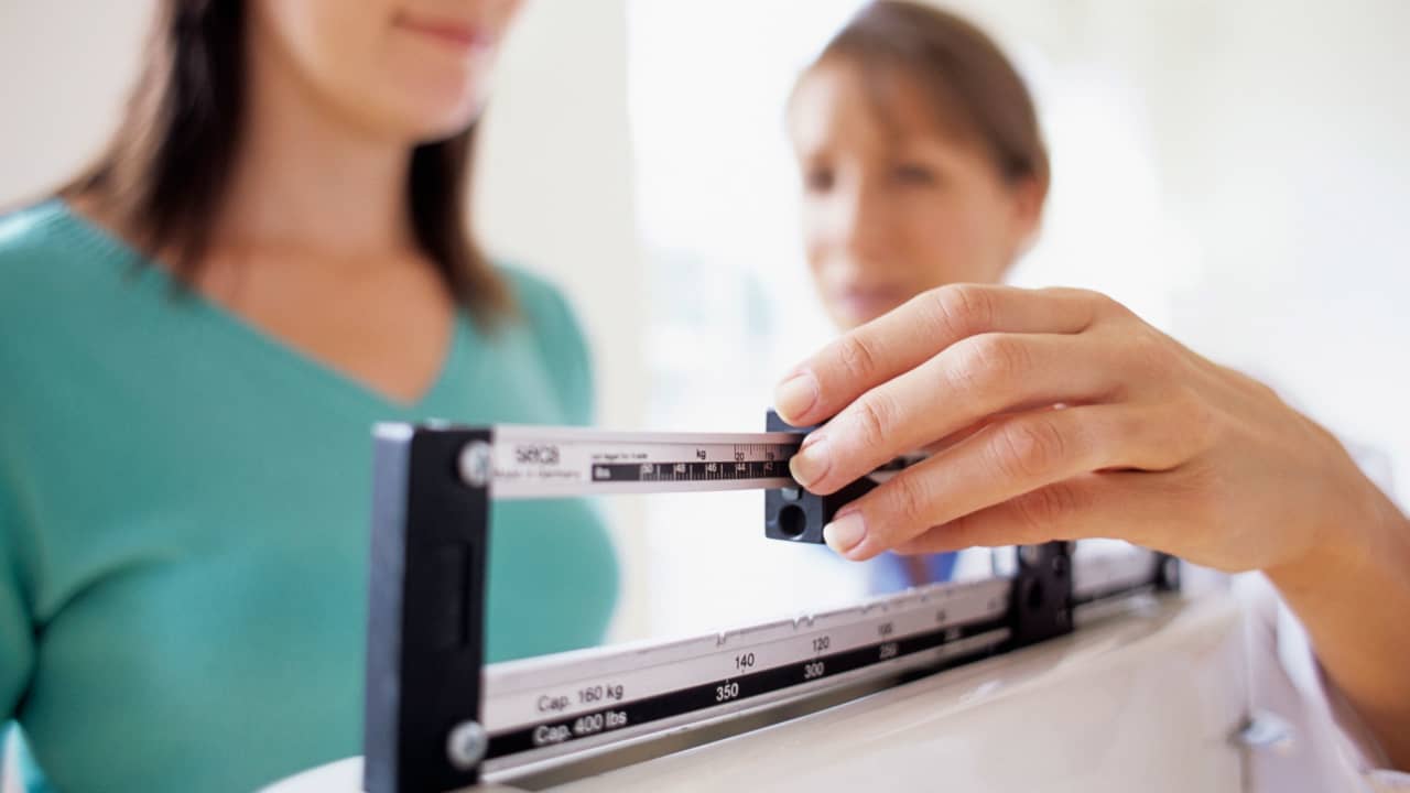 ماذا يخبرنا وزننا عن صحتنا.. وهل الوزن الزائد يعني صحة أقل؟