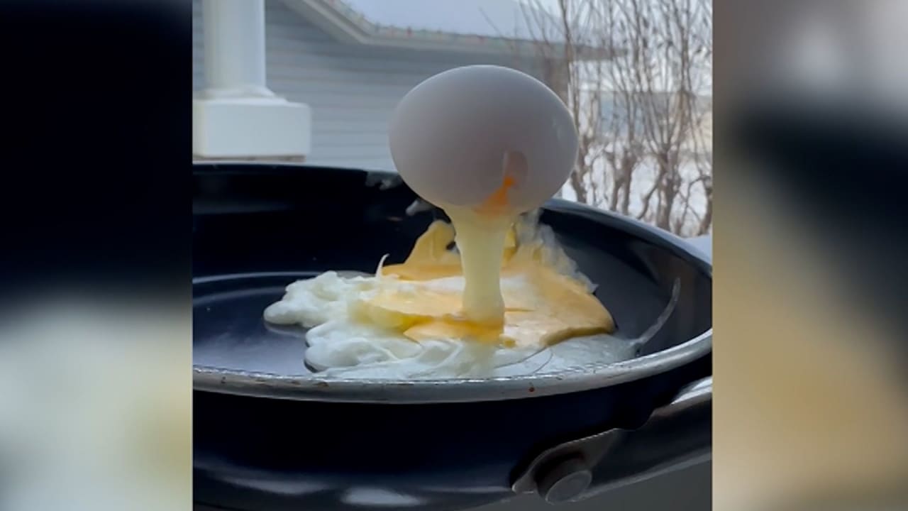 شاهد بيضة نيئة تتجمد قبل وضعها في مقلاة بسبب الطقس البارد