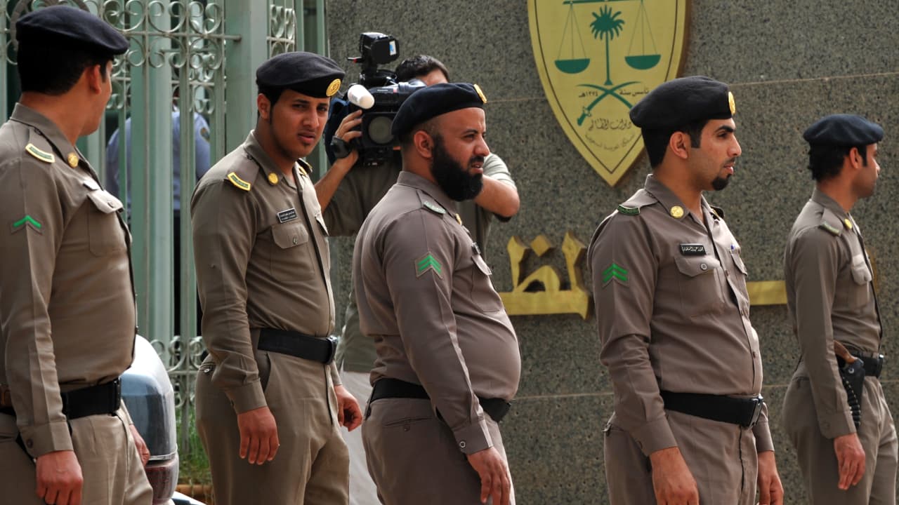 السعودية.. القبض على 10 مواطنين دعوا لتجمعات في 3 مقاهي مما نتج عنه إثارة لنعرات قبلية 