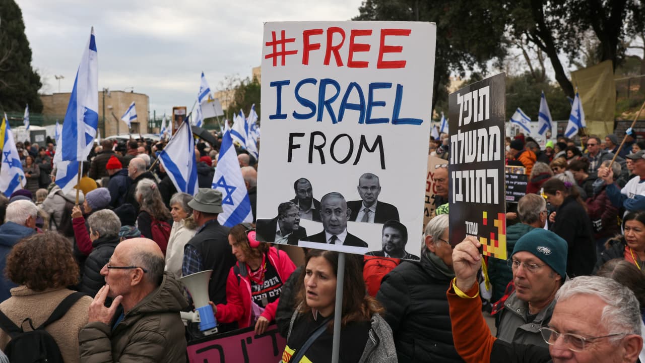 متظاهرون يطالبون بالإفراج عن الرهائن يعطلون البرلمان الإسرائيلي