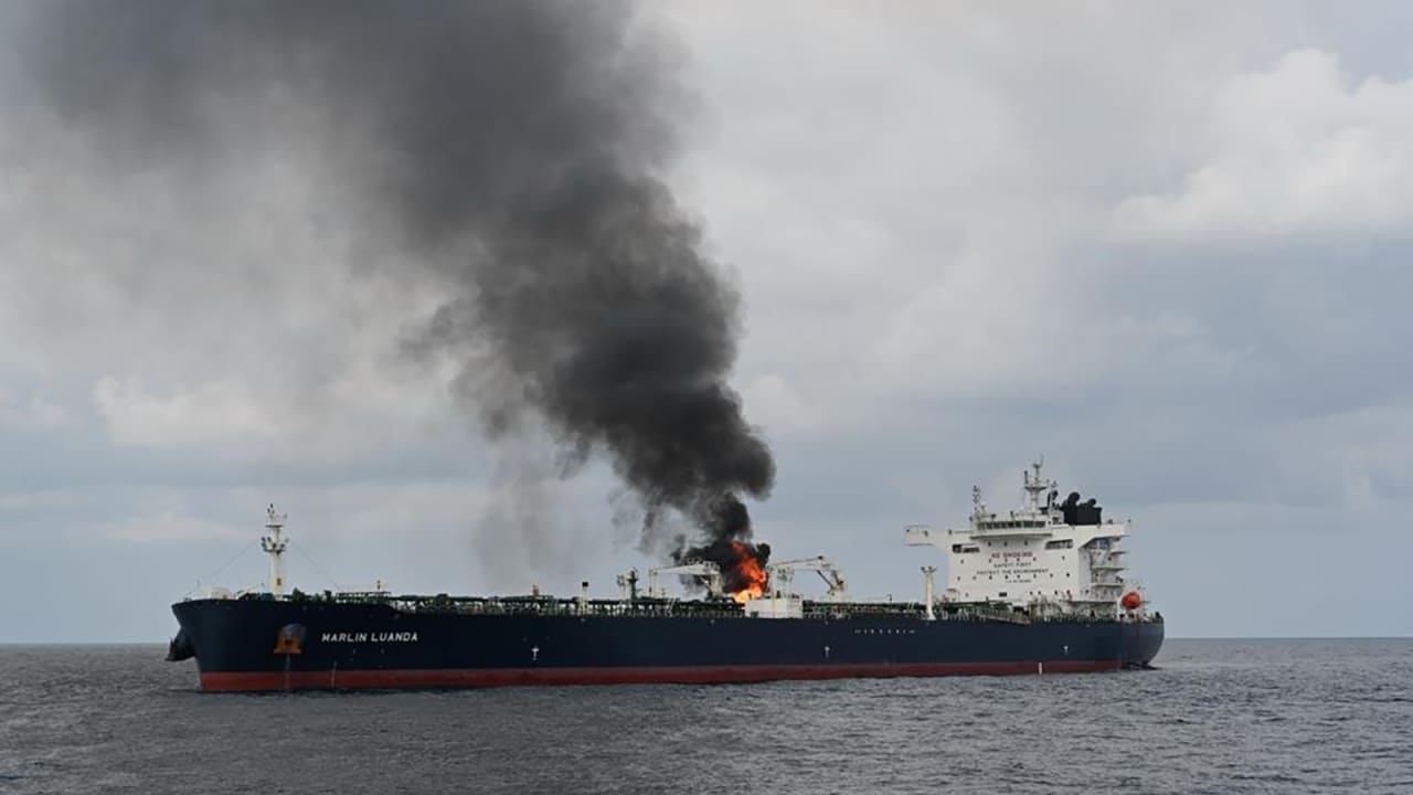 صور تظهر اشتعال النيران في ناقلة النفط البريطانية "مارلين لواندا" بعد الهجوم الصاروخي الحوثي