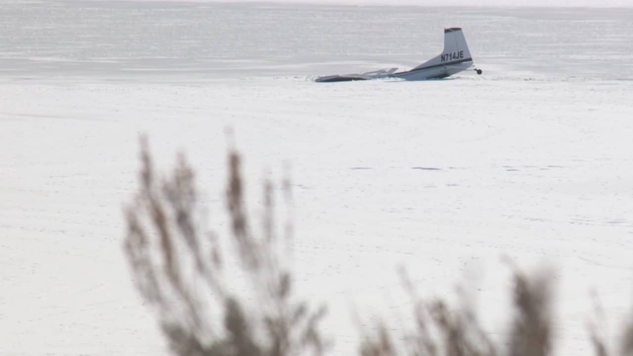 اخترقت الجليد وبقي ذيلها.. شاهد تحطم طائرة فوق بحيرة متجمدة في أمريكا